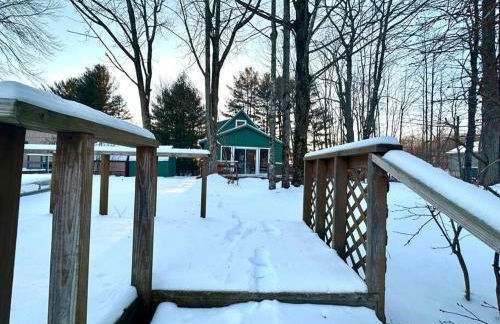 Lakefront with Lots of Light and Private Dock Access - Foto 7