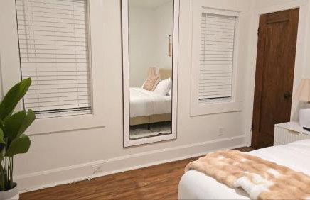 Luxury Short and Midterm Hyde Park Getaway - Photo 60