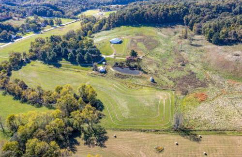 100 Acre Red Brick Ranch Hocking Hills Cabin Hot Tub 12 - Foto 2