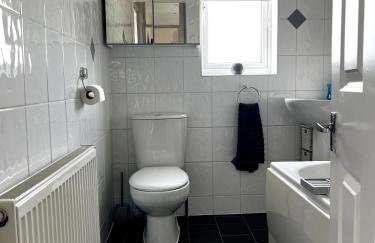 Stylish Cosy Home - M42, Airport, NEC & Train St - Photo 17