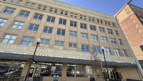 Husker Home TEN40 is in the heart of Downtown Lincoln where you can walk to Haymarket & UNL - Foto 2