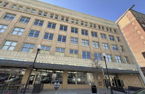 Husker Home TEN40 is in the heart of Downtown Lincoln where you can walk to Haymarket & UNL - Foto 2