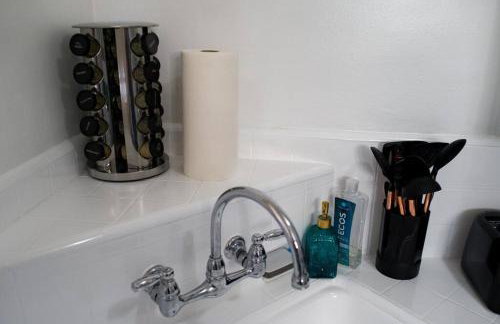 Artful Retreat - King Bed, Work Desk, WIFI, Unique Murals, Perfect for Business Travelers, Downtown & Near Universal Studios - Foto 13