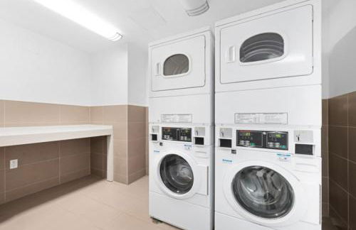 Gorgeous Midtown W 1BR w Gym nr Times Sq NYC-651 - Foto 16