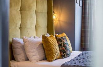 Gilmore House - 5 Bedroom Victorian Home with Hot Tub - Photo 32