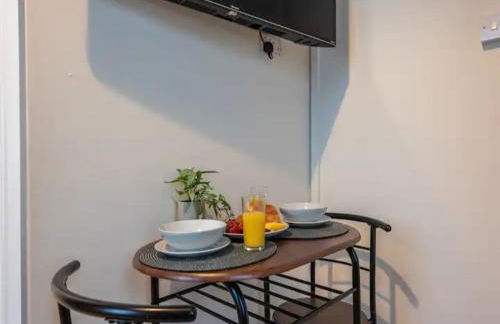 Stylish Studio in Central Wolverhampton - Pass the Keys - Photo 10