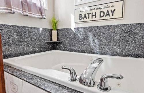 3BR Cozy Family Home with HotTub & Spacious Backyard - Foto 59