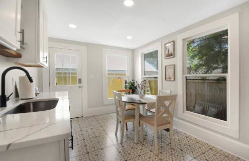 Apothecary - Upper Unit Downtown 2BR - Foto 10