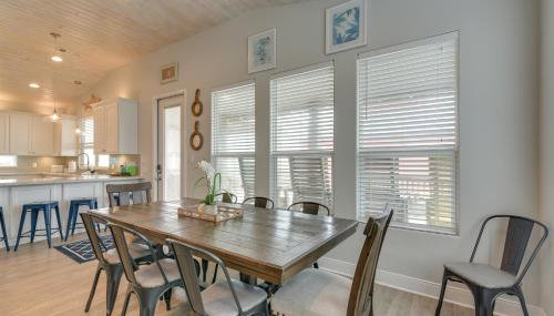 Luxe Crystal Beach Retreat with Views! Walk to Shore - Foto 5