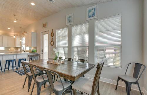 Luxe Crystal Beach Retreat with Views! Walk to Shore - Foto 5