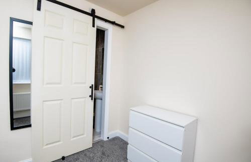 Luxury 5BDR with City Access, Free Parking and Wi-Fi - Photo 10