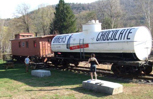 Vintage Caboose Rental in Historic Small Town near Springfield, Massachusetts - Foto 1