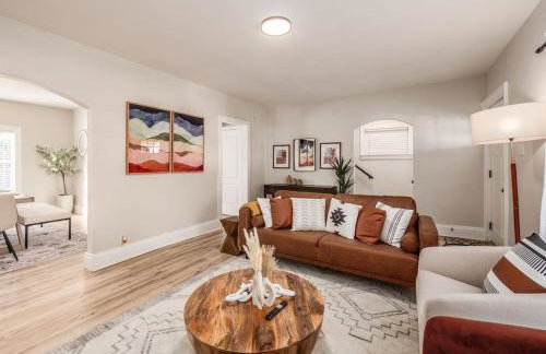 Oakwood Charm Family-Friendly 3BR Getaway - Photo 38