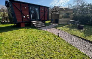 unique sheperds hut private hot tub, ensuite & kitchenette - Photo 1