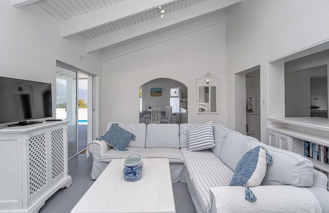Unwind in Coastal Charm at Villa Santorini - Photo 2