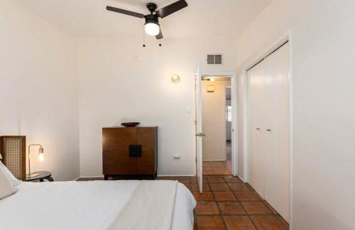 Stylish Mid-Century Oasis with Pool - Foto 26