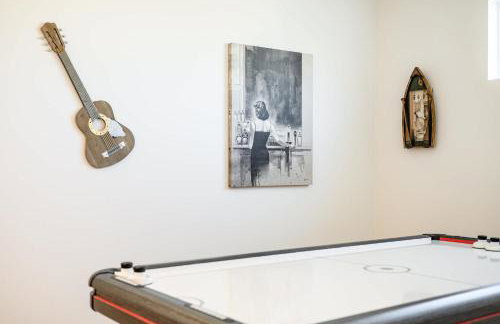 Spacious 5BR Getaway w Game Room & Modern Comfort - Photo 35