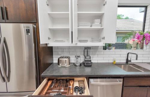 Houston's Downtown Bloom House - Spacious Floral Escape for Groups - Foto 75