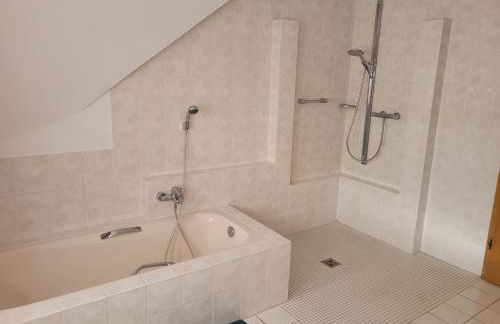 Großes Haus mit Garten, Sauna, Flügel, Kamin uvm - Photo 8