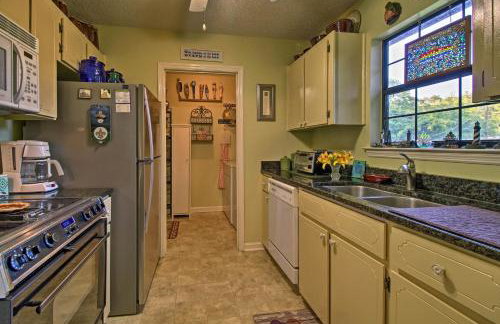 Waterfront Midway Home with Sunroom and Large Yard - Foto 11