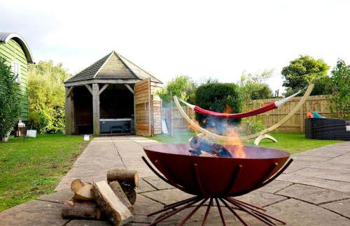 Romantic Retreat - Luxury Shepherds Hut + Hot Tub! - Foto 34