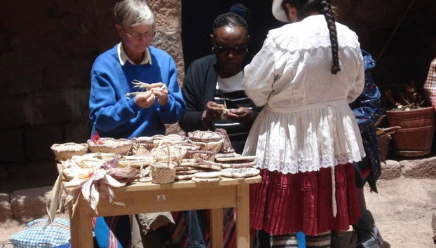 Taller de elaboración de sombreros andinos con artesanos locales en Maras - Foto 4