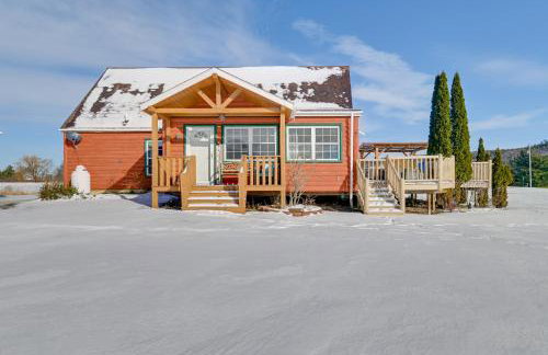 Steps From Lake George! 8-Acre Home with Dock Access - Foto 1