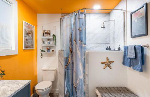 East Austin Bungalow w BBQ Firepit Fun Yard - Foto 14