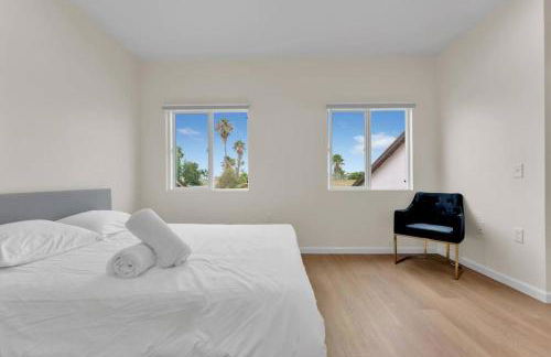 Urban Retreat Fun Relax Self Check-In Hot Tub Foosball Fire Pit Cornhole - Photo 4