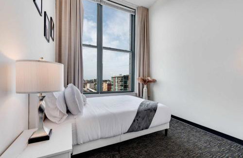 West Loop - City Views With In & Out Parking 1 - Photo 18