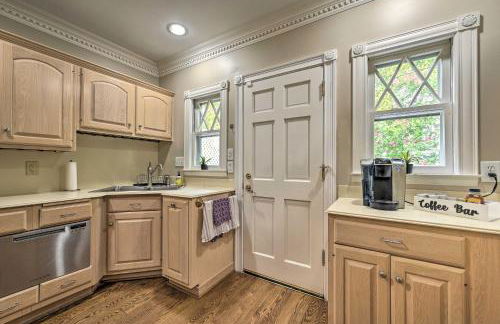 Bright Greensboro Escape about 1 Mi to Downtown - Foto 9