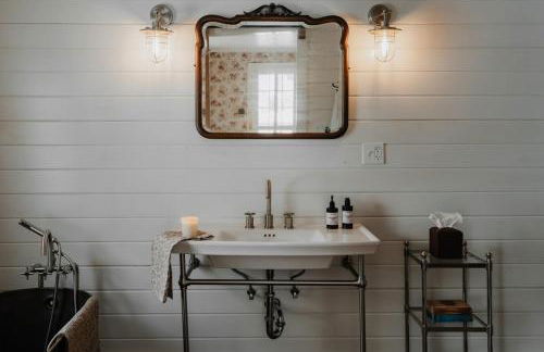 Book Village Inn - Entire Hotel - Foto 21