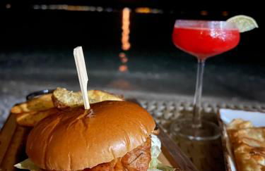 Mangata Seaside Hotel - Photo 8