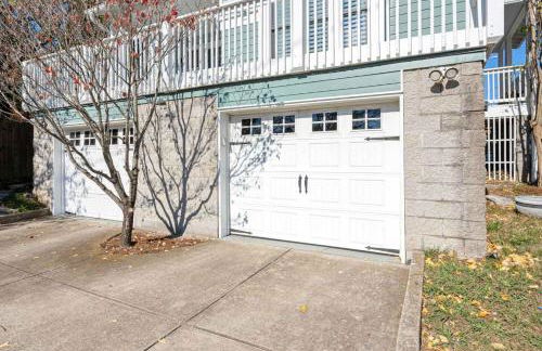 Tranquil East Nashville Zen Retreat with 2 Patios, Garage Parking, Yoga Mats Included, Covered Patio and Deck, Walk to Five Points Dining & Bars, Board Games, 10 Min to Broadway, 24 Hr Hospitality - Foto 32