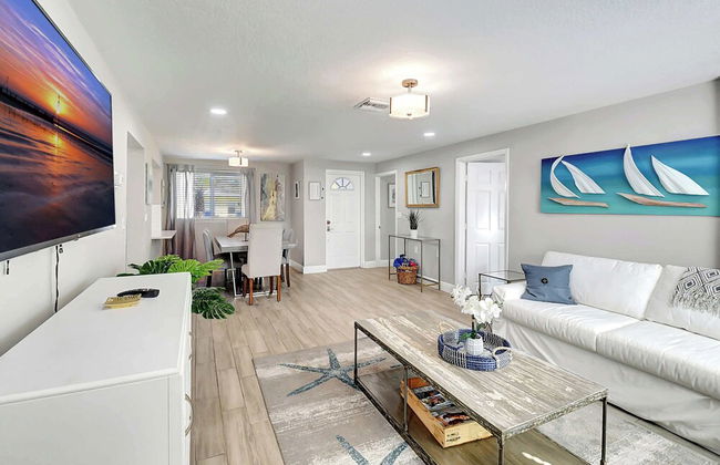 Fully Updated Home Sleeps 8 5 Min to the Beach! - Foto 17