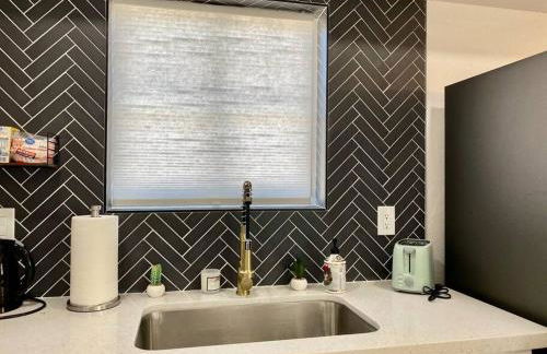 Uniquely remodeled historical district home - Foto 27