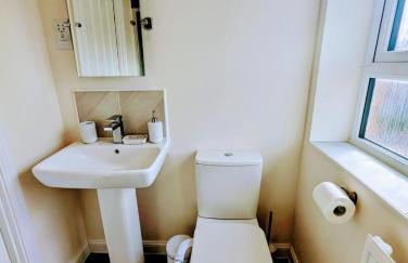 Modern Comfy 3 Bed Home - Free 2 space driveway - Free road parking - Free Netflix - Foto 18