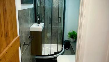 Rooftop One-Bedroom Apartment Near East Midlands Airport - Foto 5, Shower
