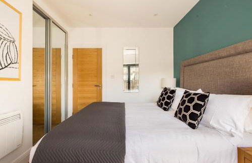 Staines Riverside by Charles Hope - Foto 20