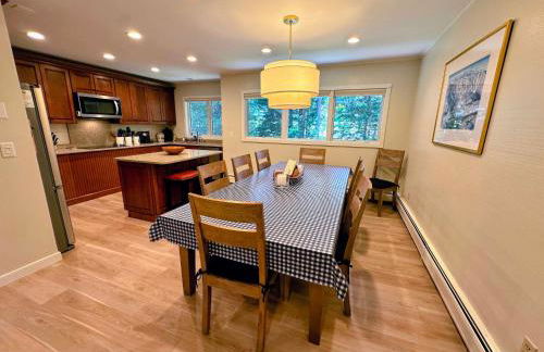 R8 Luxury Bretton Woods Ski-In Ski-out townhome next to beginner ski area w fast wifi and keyless entry - Foto 20