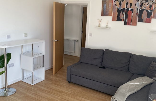 Captivating 1-bed Apartment in Barking - Photo 18