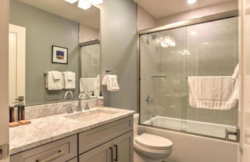 Luxe Townhouse with Garage and Terrace - Foto 17