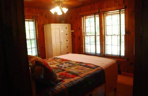Cozy Cabin Retreat - Sleeps 8 - 1 Hr from STL - Foto 15