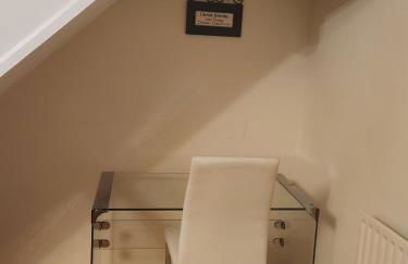 Captivating 3-Bed House in Kent - Photo 11