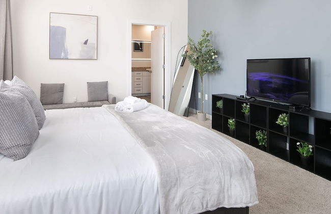 Uptown 1st Ward Corner Unit Superior 2BD Apt - Foto 16