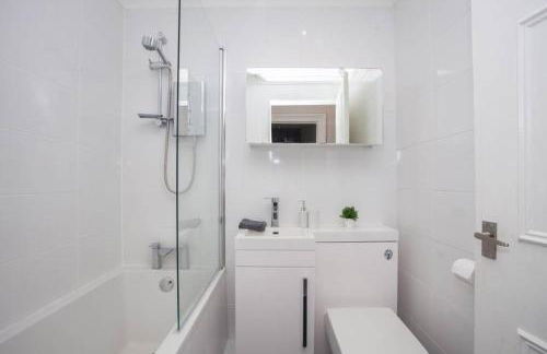 The Warwick Apartment - Photo 3