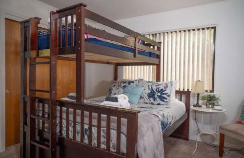 Spacious 3BR Home with Hot Tub & Private Yard - Foto 21