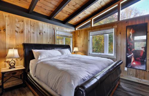 RoundTop Chalet - Hot Tub, Fire Pit & Mountain Views near Killington & Okemo - Foto 33