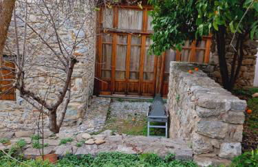 Large Stone Villa with garden. - Foto 9