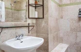 Vibrant 2BR DT Living, Stylish & Serene Stay - Foto 17